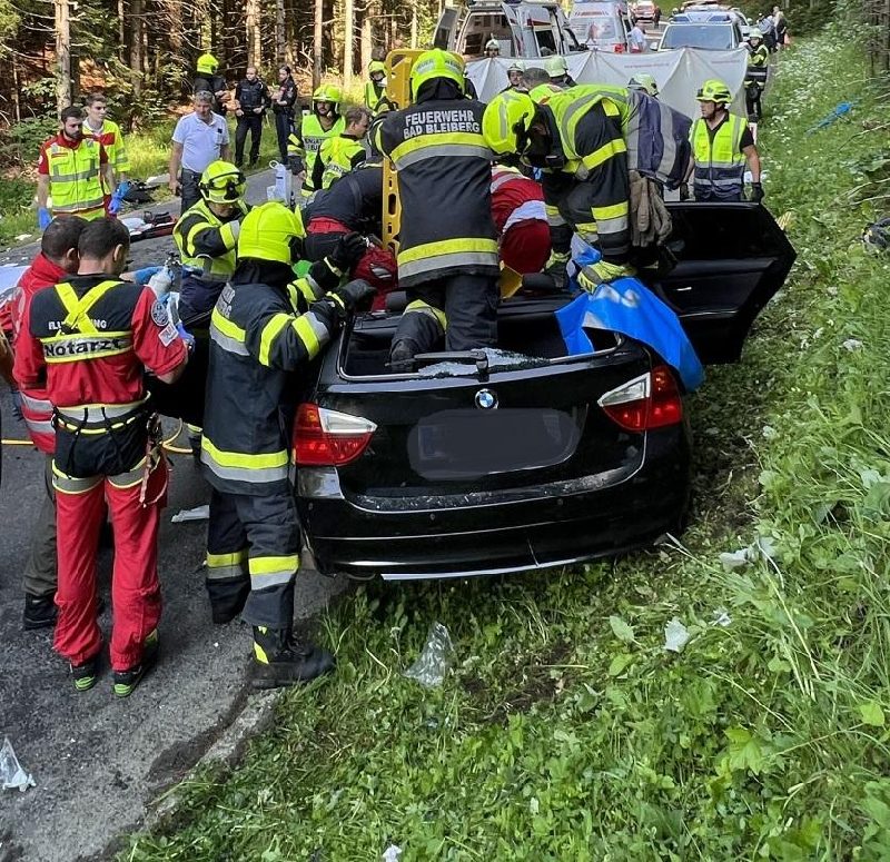 Schwerer Verkehrsunfall Bleiberger Landestraße mehrere verletzte Personen (Bild 1)